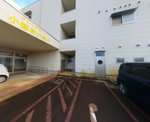 白い壁の介護施設の景観