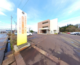 介護施設の外観と駐車場