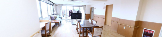 快適な介護施設の居間風景