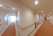 明るい介護施設の内部