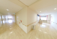 介護施設内部の廊下と部屋