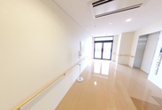 広々とした施設の通路