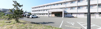 清潔感あふれる介護施設外観