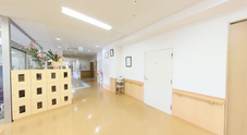明るく広々とした施設内部