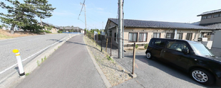 介護施設の外観と近隣風景
