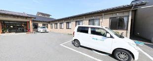 清潔感あふれる介護施設の駐車場