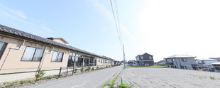 介護施設の外観とその周辺