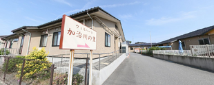 ケア施設の外観と周辺