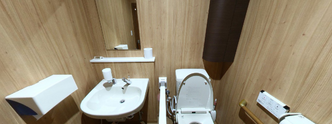 清潔で安全な介護用トイレの内観