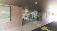 明るい介護施設の入り口