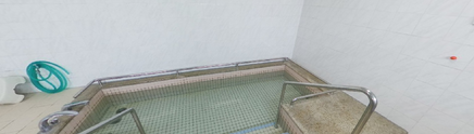 広々とした介護施設の浴室