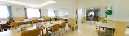 広々とした清潔な食堂内部