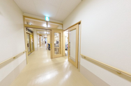 広々とした介護施設の通路