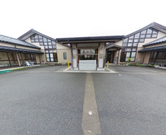 介護施設の外観と庭