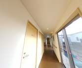 手すり付きの廊下風景