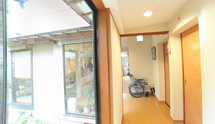 介護施設内の廊下と庭園