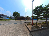 広々とした施設の外観