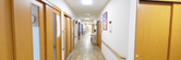 ケアホームの廊下と居室入口