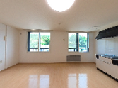 屋内の明るいリビング