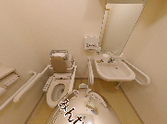 広々としたトイレスペース