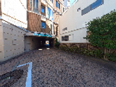 入口付近の建物外観