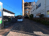 車両が見えるエントランス