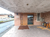 屋根付きの明るい玄関