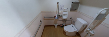 施設のトイレと居室