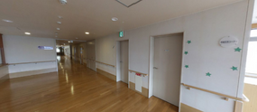広い休憩所と廊下のある施設内部
