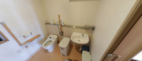 介護施設の明るい部屋と共用部