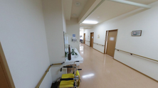 介護施設内の廊下と備品