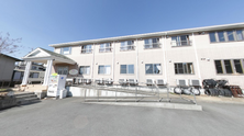 介護施設の日当たりの良い外観