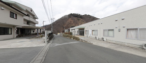 施設外観と山々の風景