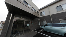 介護施設の正面入口と周辺