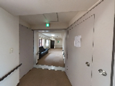 介護施設の廊下と部屋の扉