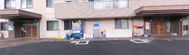 介護施設の外観と駐車場