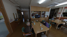 明るい施設の共用スペース