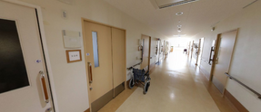介護施設の内部通路の光景