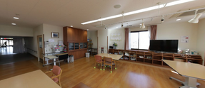 ケア施設の居心地の良いリビング