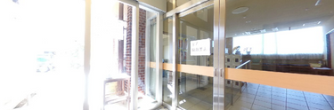 明るい介護施設の受付エリア