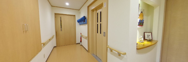 ケア施設の廊下と扉