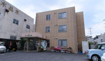 駐車場のある建物外観