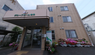 明るい介護施設の外観