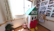 介護施設の入り口と掲示板