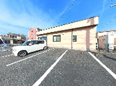 広い駐車場の外観