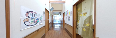 施設の廊下や部屋が見える内観