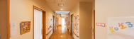 介護施設内の廊下とアート作品