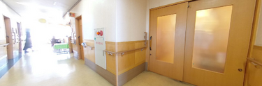 介護施設の廊下と入居部屋