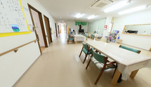介護施設内部の廊下とリビング