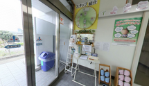 ケア施設の受付と休憩エリア